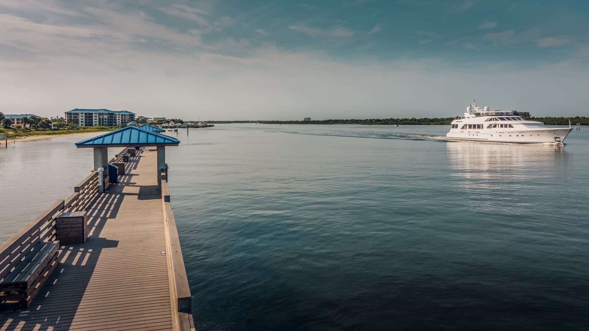 Coastal real estate scene in New Smyrna Beach, Florida — Your Guide to Waterfront Living in New Smyrna Beach