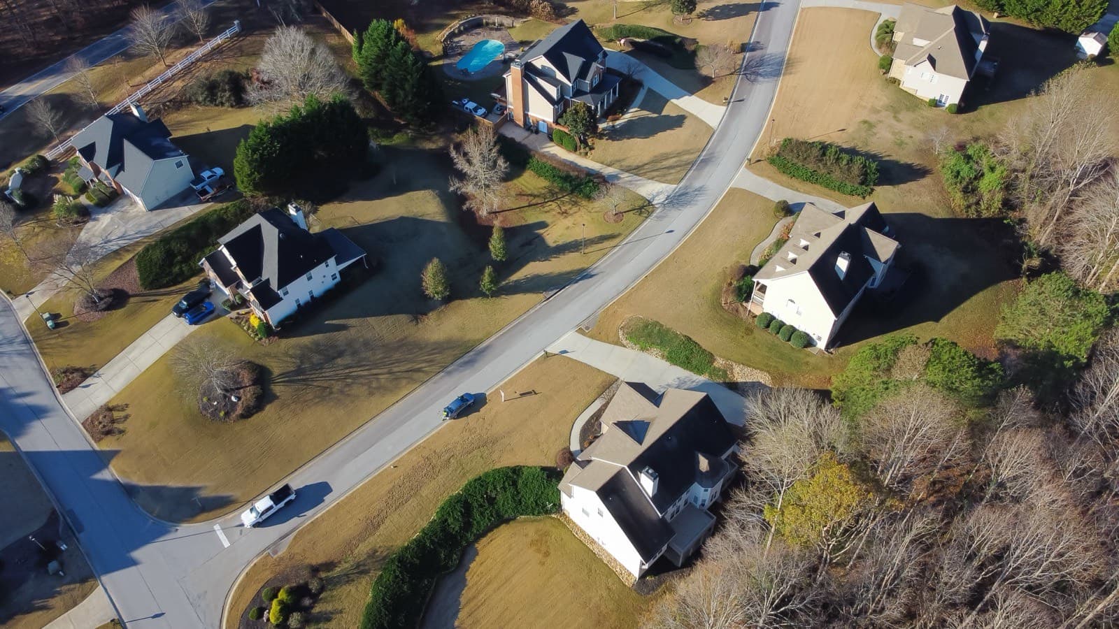 Aerial view of a Georgia neighbourhood of large homes on wooded lots